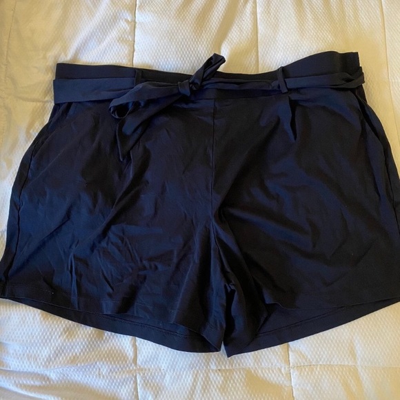 LOFT Pants - Loft PLUS navy pull on shorts